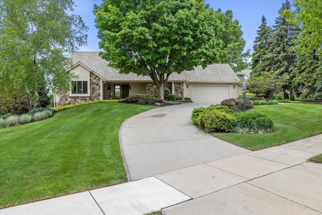 2915 Brendon WAY, Waukesha, WI 53188