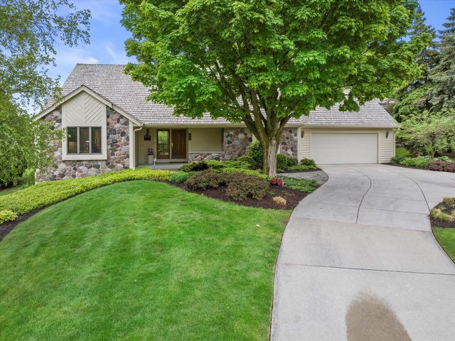 2915 Brendon WAY, Waukesha, WI 53188