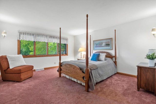 2915 Brendon WAY, Waukesha, WI 53188