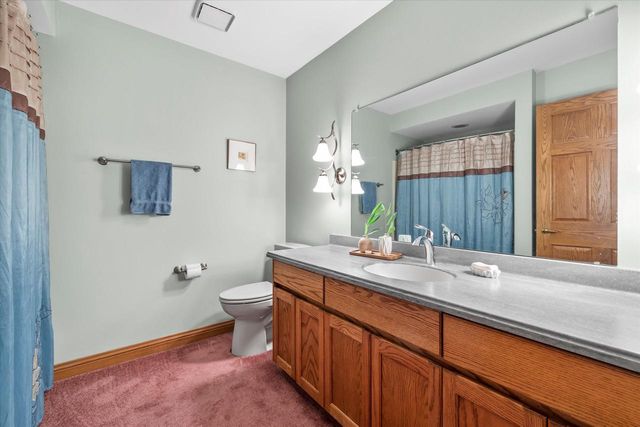 2915 Brendon WAY, Waukesha, WI 53188