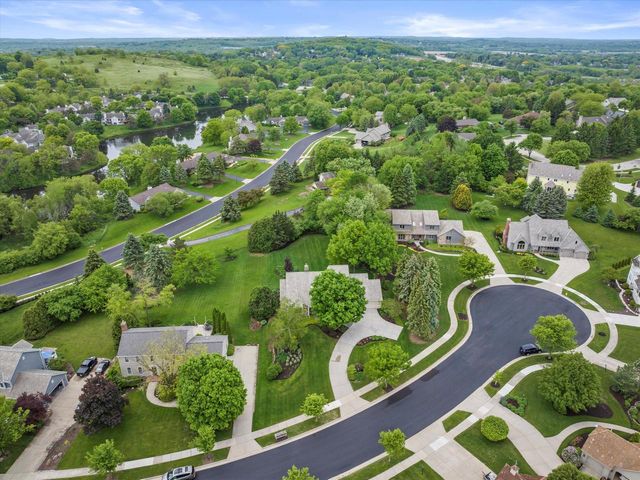 2915 Brendon WAY, Waukesha, WI 53188