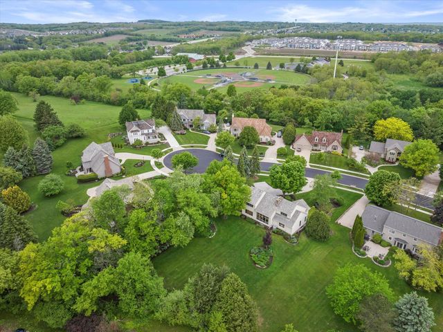 2915 Brendon WAY, Waukesha, WI 53188