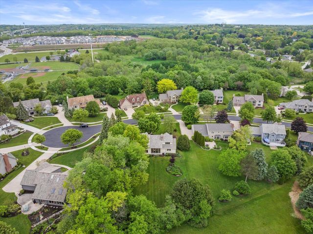 2915 Brendon WAY, Waukesha, WI 53188