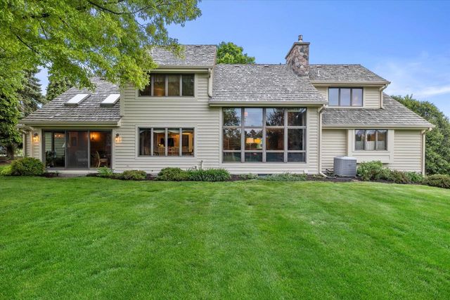 2915 Brendon WAY, Waukesha, WI 53188