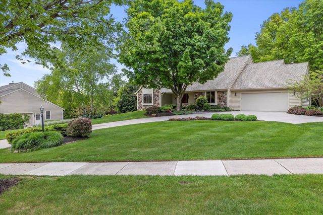2915 Brendon WAY, Waukesha, WI 53188