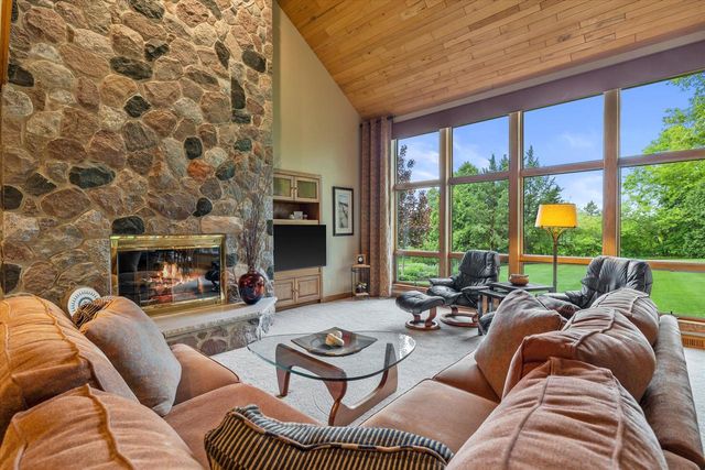 2915 Brendon WAY, Waukesha, WI 53188