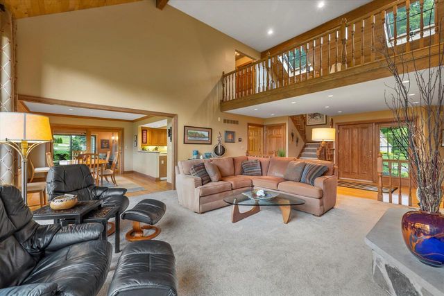 2915 Brendon WAY, Waukesha, WI 53188