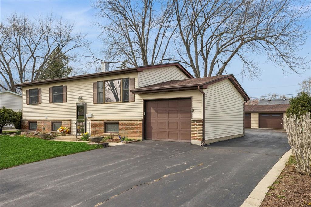 18508 W Woodland Terrace, Gurnee, IL 60031