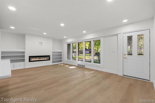 29863 Fall River Road, Southfield, MI 48076