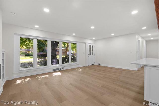29863 Fall River Road, Southfield, MI 48076