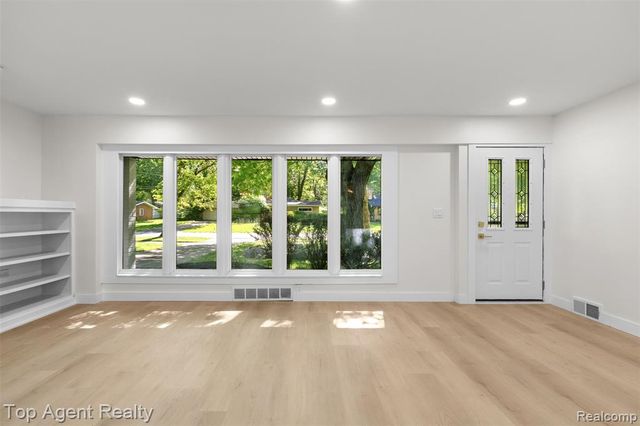 29863 Fall River Road, Southfield, MI 48076