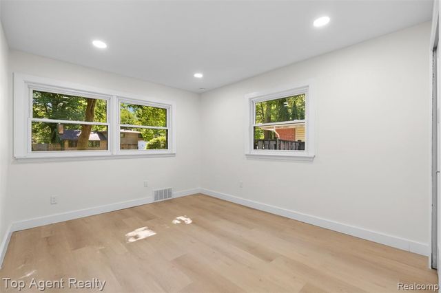 29863 Fall River Road, Southfield, MI 48076