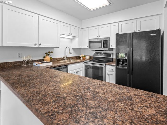 3835 Sw CANBY St, Portland, OR 97219