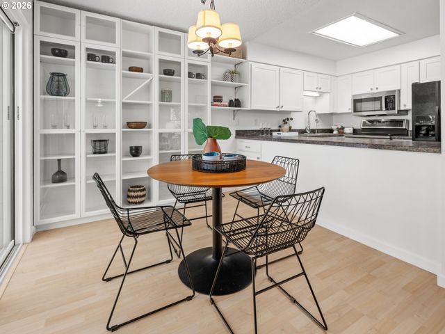 3835 Sw CANBY St, Portland, OR 97219