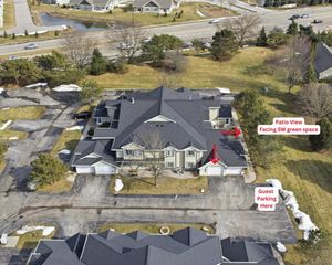 W240N2500 E Parkway Meadow CIRCLE #4, Pewaukee, WI 53072