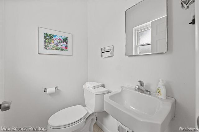 260 Lyons Drive, Troy, MI 48083