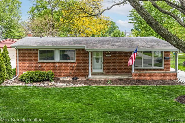 260 Lyons Drive, Troy, MI 48083