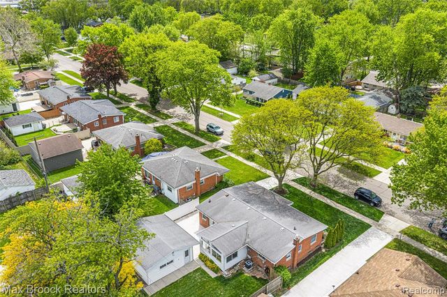 260 Lyons Drive, Troy, MI 48083