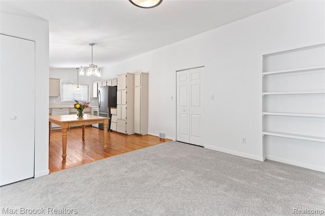260 Lyons Drive, Troy, MI 48083