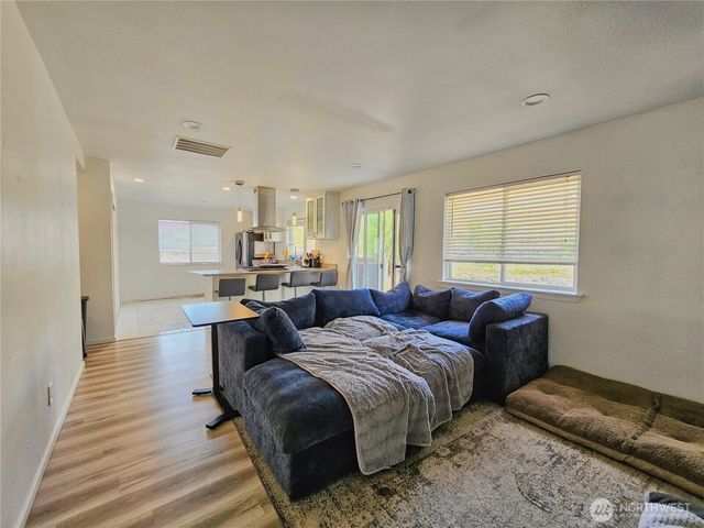 15427 40th Avenue E, Tacoma, WA 98446