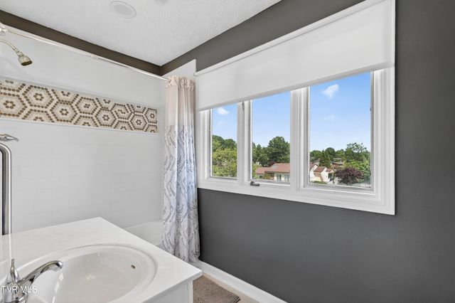 102 Sandpiper Circle, Kingsport, TN 37663