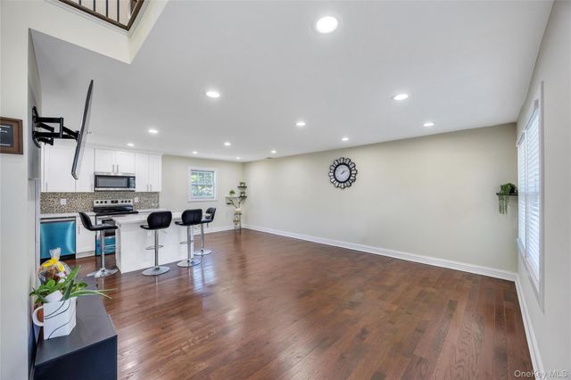 71 Penn Street, Lake Grove, NY 11755