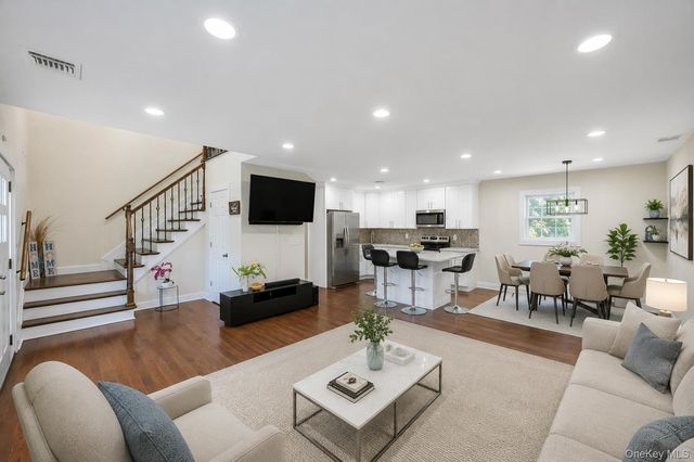 71 Penn Street, Lake Grove, NY 11755