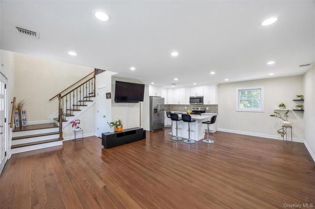 71 Penn Street, Lake Grove, NY 11755