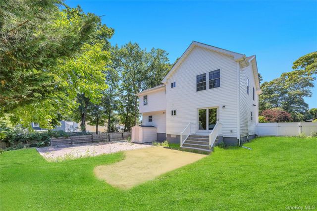 71 Penn Street, Lake Grove, NY 11755