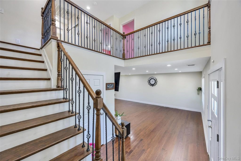 71 Penn Street, Lake Grove, NY 11755