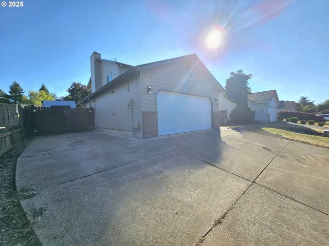 2516 MANGAN St, Eugene, OR 97402