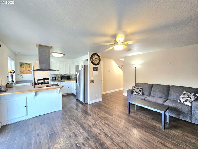 2516 MANGAN St, Eugene, OR 97402