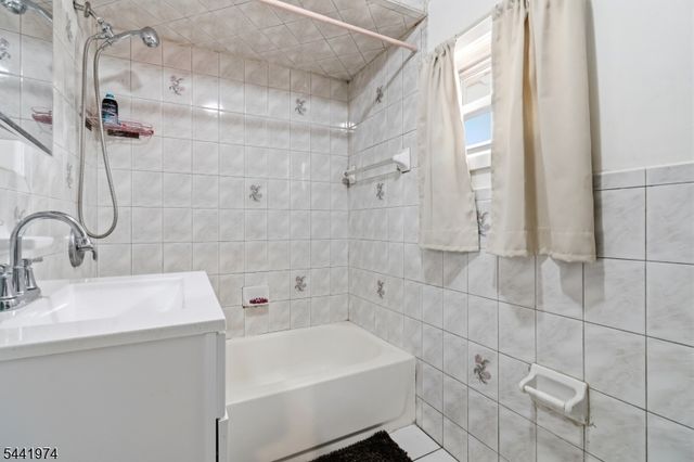 53 18Th Ave, Paterson City, NJ 07513