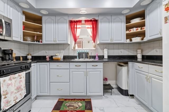 53 18Th Ave, Paterson City, NJ 07513