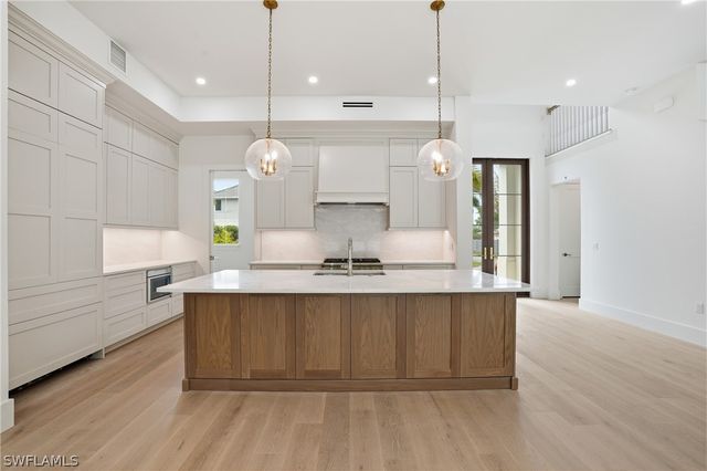 732 12th ST N, Naples, FL 34102