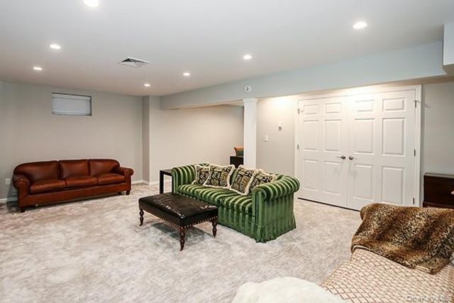 4 Spring Court, Huntington, NY 11743