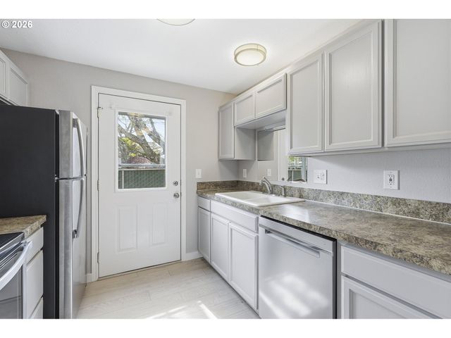 2501 E 2ND St 6, Newberg, OR 97132