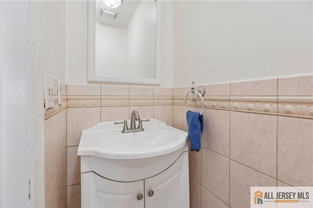 360 Cotswold Place, Franklin, NJ 08873