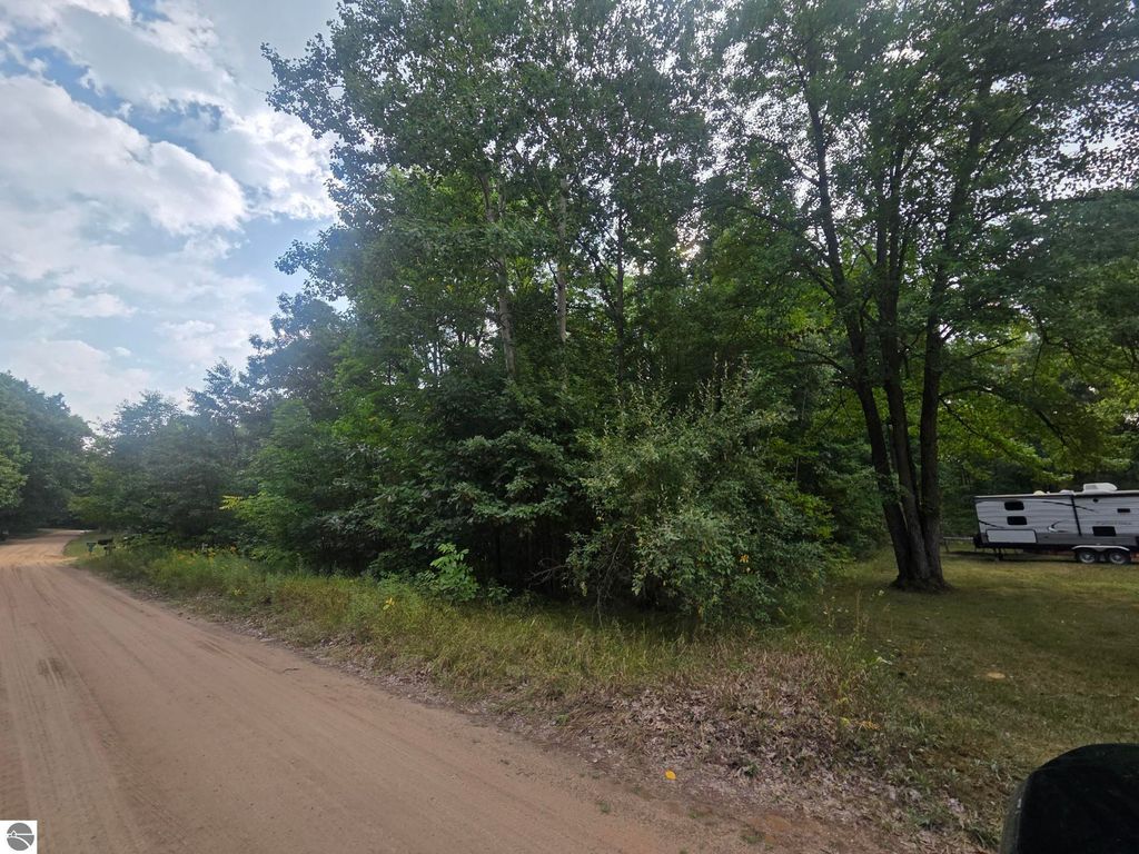 Image 3 of property listing at 7873 Wild Oaks Drive, Weidman, MI 48893