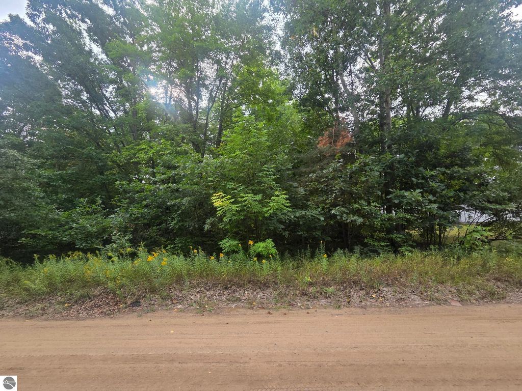 Image 4 of property listing at 7873 Wild Oaks Drive, Weidman, MI 48893