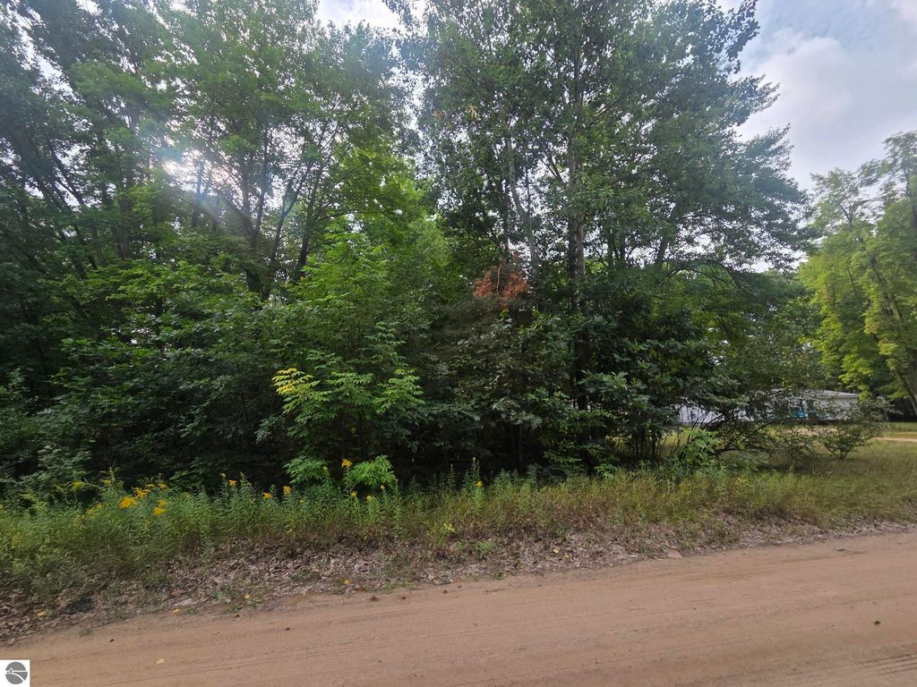 Image 5 of property listing at 7873 Wild Oaks Drive, Weidman, MI 48893