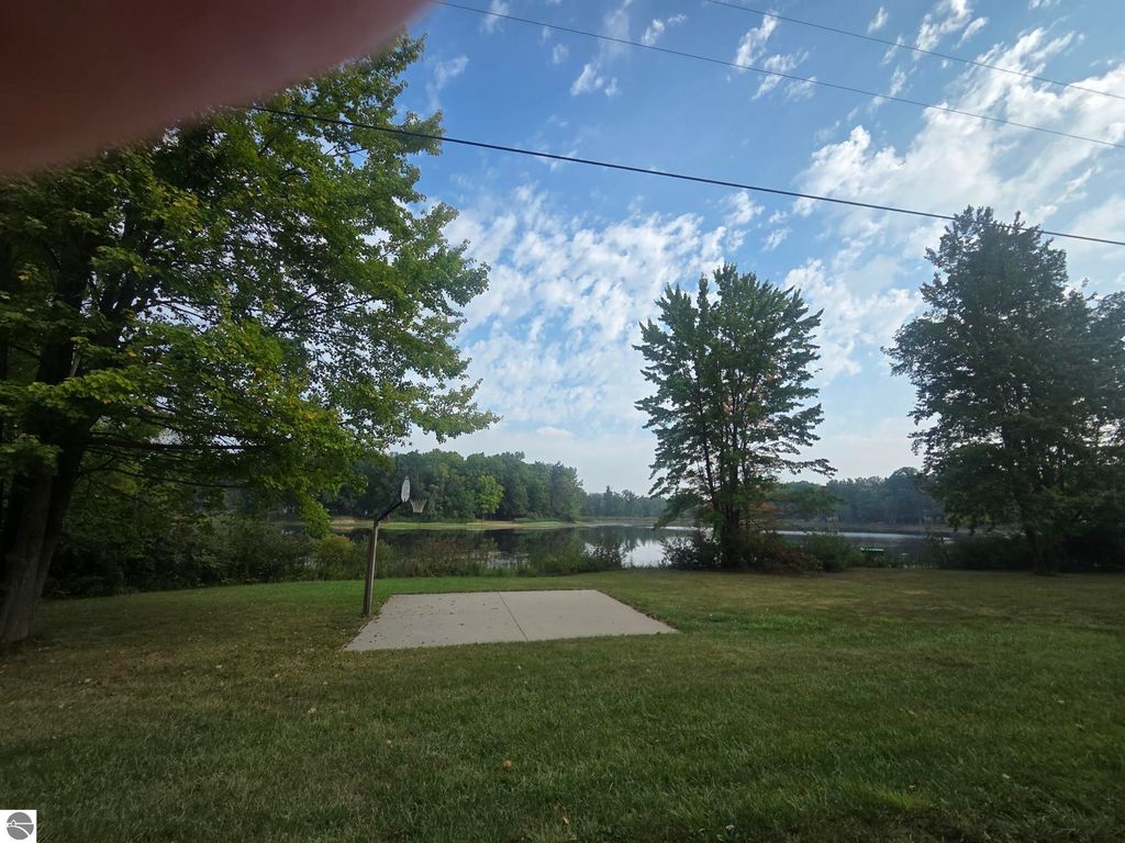 Image 6 of property listing at 7873 Wild Oaks Drive, Weidman, MI 48893