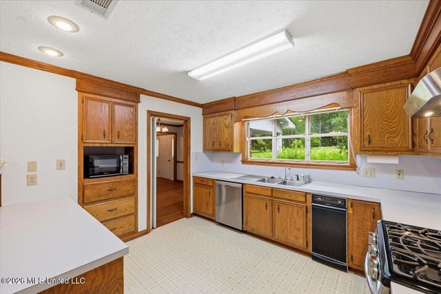2141 Mcfarland Road, Raymond, MS 39154