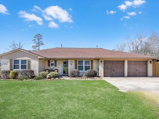 316 N Magnolia St, Highlands, TX 77562
