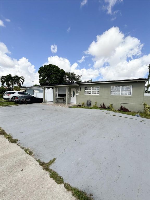 937 W 48th St, Hialeah, FL 33012