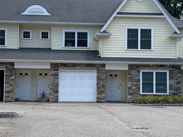 24 Creek Road 205, Huntington, NY 11743