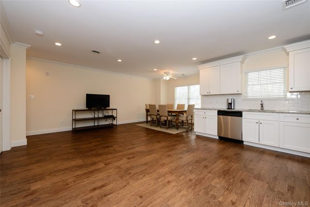 24 Creek Road 205, Huntington, NY 11743