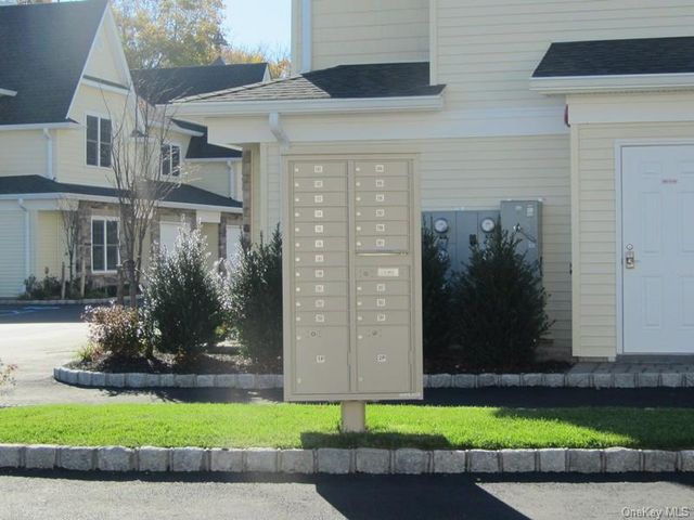 24 Creek Road 205, Huntington, NY 11743