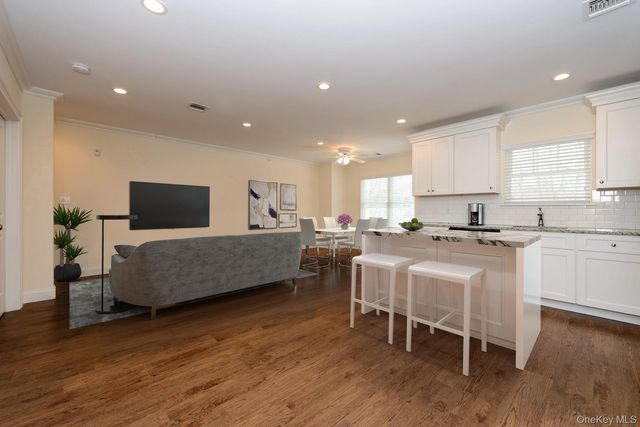 24 Creek Road 205, Huntington, NY 11743