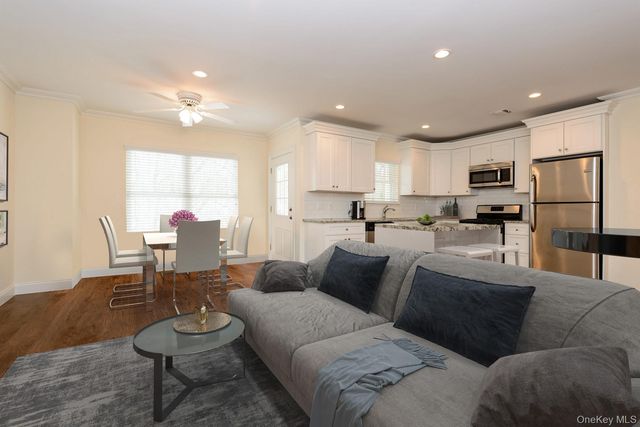 24 Creek Road 205, Huntington, NY 11743